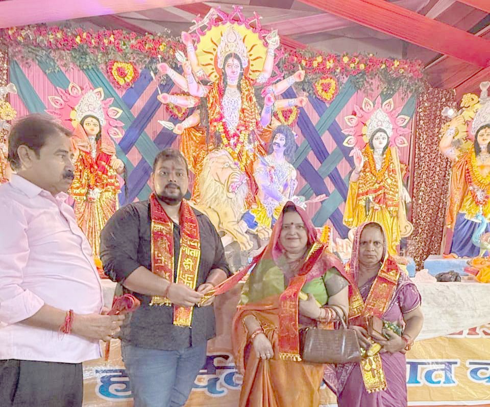 शेर पर सवार दुर्गा की अदभुद झांकी देख भक्त सहम गए