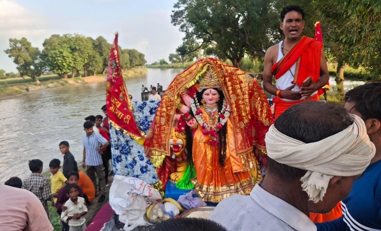 देवी प्रतिमा विसर्जन