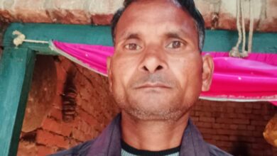 जसवंतनगर, इटावा, कोहरा, सड़क हादसा, यादराम, सुमित कुमार, महेवा, तेरहवीं कार्यक्रम, मोटरसाइकिल, चार पहिया वाहन, टक्कर, गंभीर घायल, जसवंतनगर सामुदायिक चिकित्सालय, सैफई मेडिकल कॉलेज, यादराम की मौत, सुमित कुमार की चोटें, परिवार, कोहराम, पत्नी सीमा, तीन पुत्र, तीन पुत्रियां, पुलिस जांच, शोक का माहौल