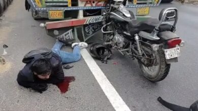 बुलेट सवार दो छात्र ट्रक से टकराकर गंभीर घायल