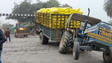 रेलवे क्रासिंग पर फंसा ट्रैक्टर रेल यातायात हुआ बाधित