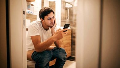 Using mobile in toilet is good or bad