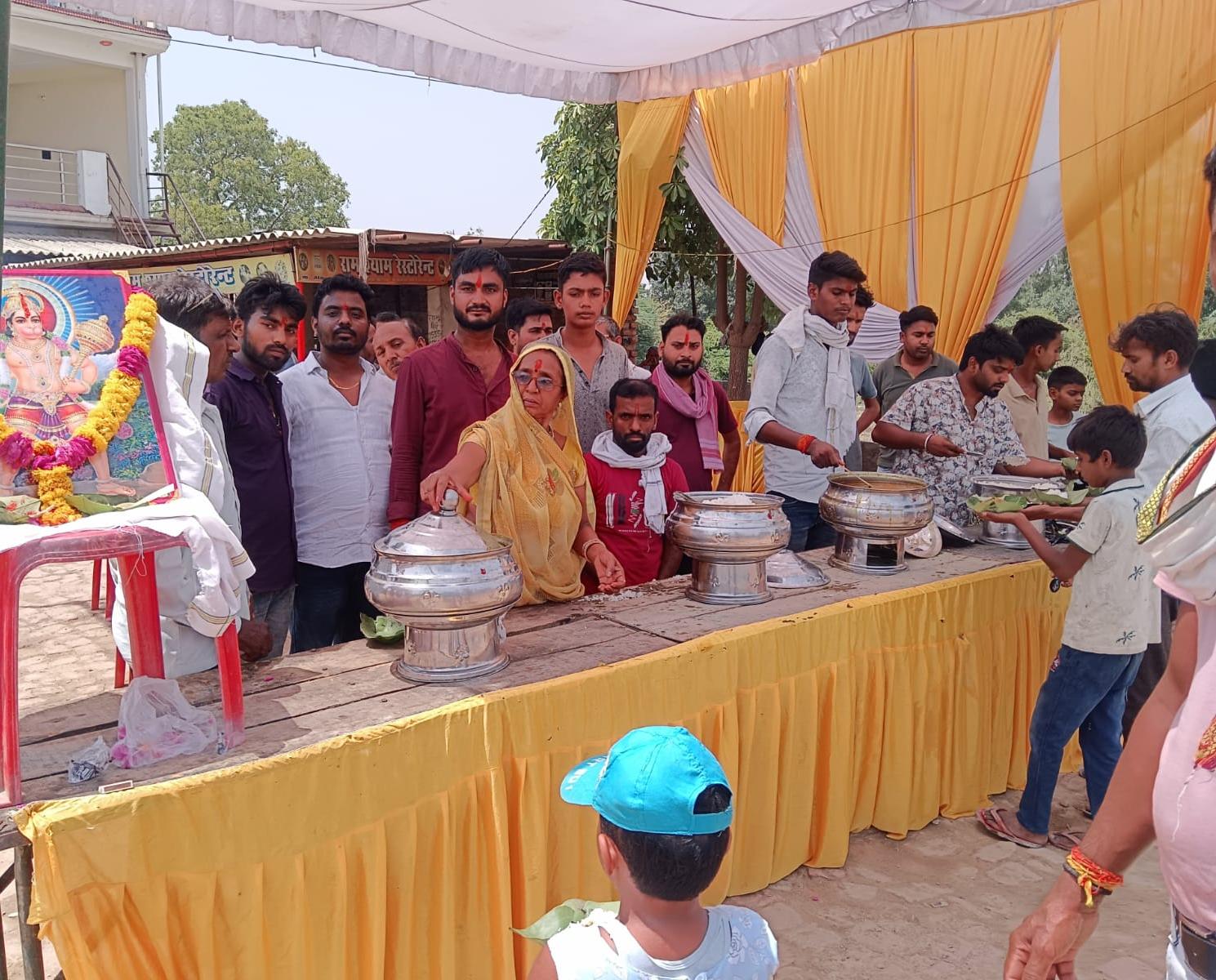ज्येष्ठ माह के चौथे बड़े मंगल पर मोटा के पुरवा में राहगीरों के लिए हुआ विशाल भंडारे का आयोजन