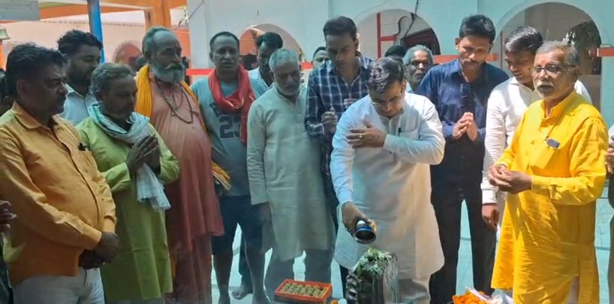 प्रधानमंत्री नरेंद्र मोदी के 12 वर्ष पूर्ण होने पर भाजपा नेता राम चन्द्र मिश्रा ने कार्यकर्ताओं के साथ की पूजा-अर्चना