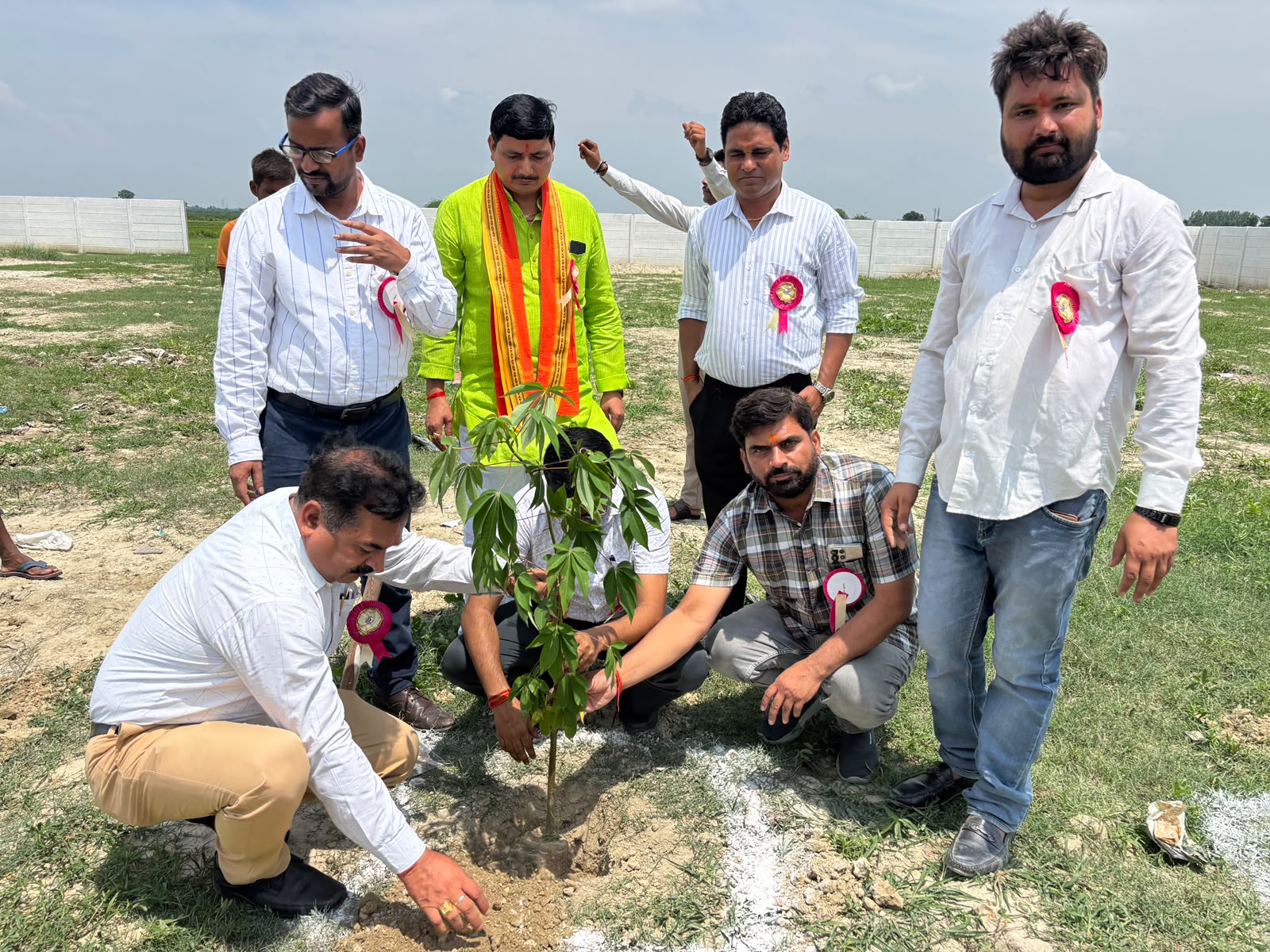 गुरु पूर्णिमा पर ‘एक पेड़ गुरु के नाम’ अभियान के साथ पौधरोपण व सम्मान समारोह आयोजित