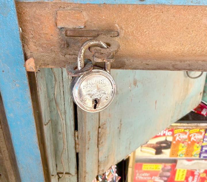 =अज्ञात चोरों ने रात के अंधेरे में टीम दुकानों के ताले तोड़कर चोरी का किया असफल प्रयास,