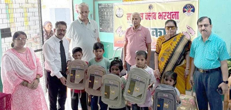 छात्रों को मिले शैक्षिक सामग्री भरे स्कूल बैग
