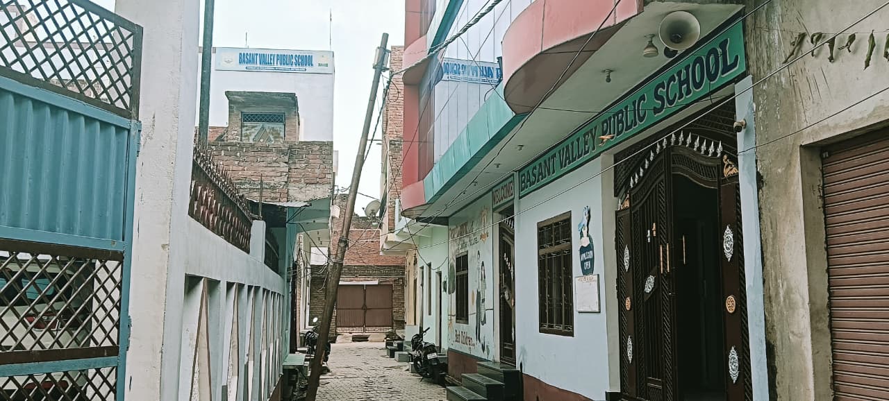 जर्जर बिजली पोल कर रहा हादसे का इंतजार