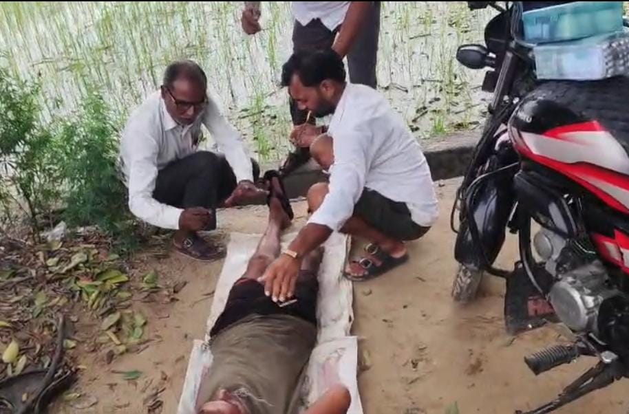 झोलाछाप ने सड़क किनारे लिटा कर लगाए टांके