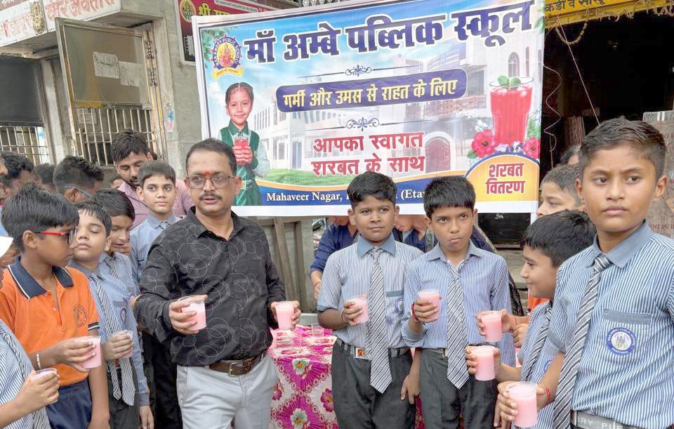 नन्हें-मुन्हें बच्चों ने वितरण किया शीतल मीठा शरबत