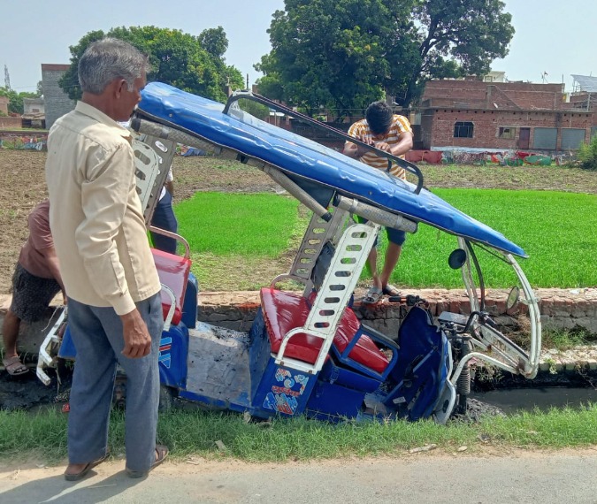 नारियल से भरा ई-रिक्शा नाले में पलटा: एक घायल