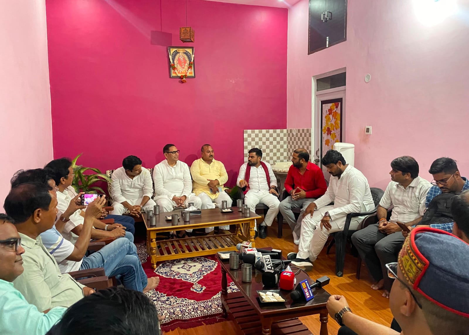 सपा नेता आरपी राजन के घर पर प्रतापगढ़ सांसद एसपी सिंह पटेल ने की प्रबुद्ध वर्ग के साथ बैठक