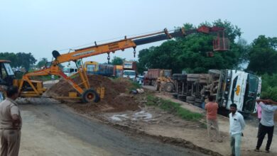 ओवरलोड डंपर हाईवे पर पलटा: कई किमी लंबा लगा जाम