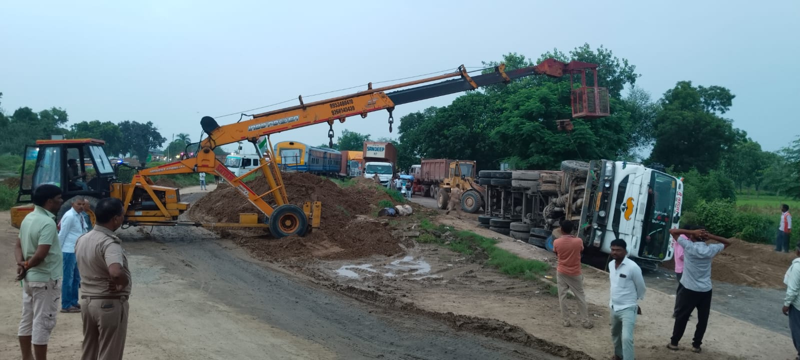 ओवरलोड डंपर हाईवे पर पलटा: कई किमी लंबा लगा जाम