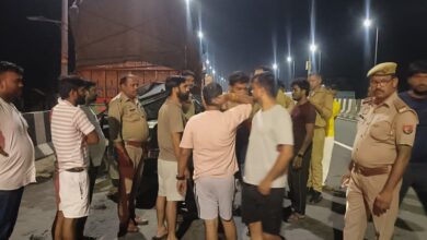 खराब खड़े ट्रक में घुसी कार: तीन घायल