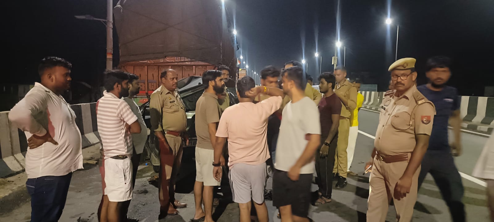 खराब खड़े ट्रक में घुसी कार: तीन घायल