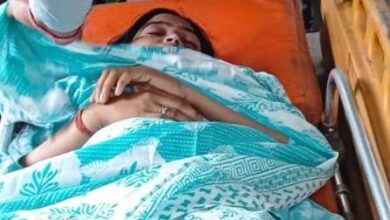चलती मेमू ट्रेन से गिरी युवती: घायल