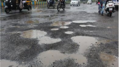 जानलेवा गड्ढे में गिरी बाइक: दंपती घायल