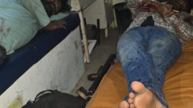 डिवाइडर से टकराई बाइक: दो घायल