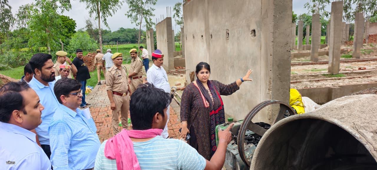 डीएम ने निर्माणाधीन गौ संरक्षण केन्द्र एवं अस्थायी गौवंश आश्रय स्थल का किया औचक निरीक्षण