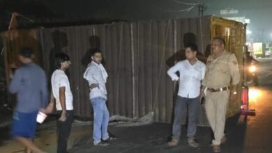 तेज रफ्तार अनियंत्रित कंटेनर: हाईवे पर पलटा