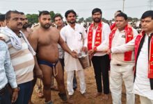 दंगल में झंडा-सील्ड कुश्ती रही बराबर