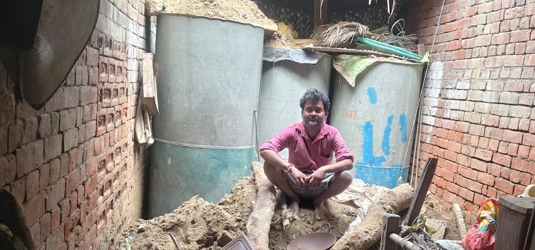 बरसात के बाद कच्ची छत का हिस्सा गिरा