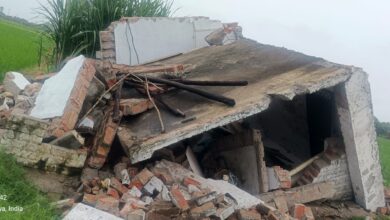 बारिश में ट्यूबवेल की कोठरी जमीन में धंसी