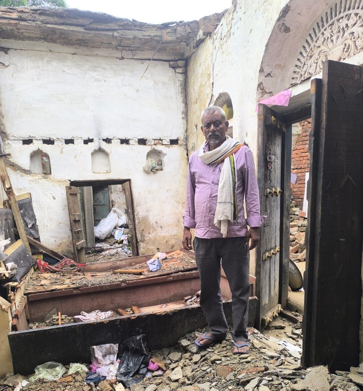 बारिश में ढह गया गरीब का आशियाना