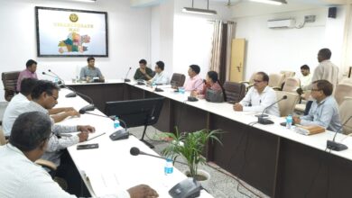 बाल निकेतन ओवरब्रिज निर्माण कार्य पर डीएम सख्त, जून 2027 तक पूरा करने के सख़्त आदेश
