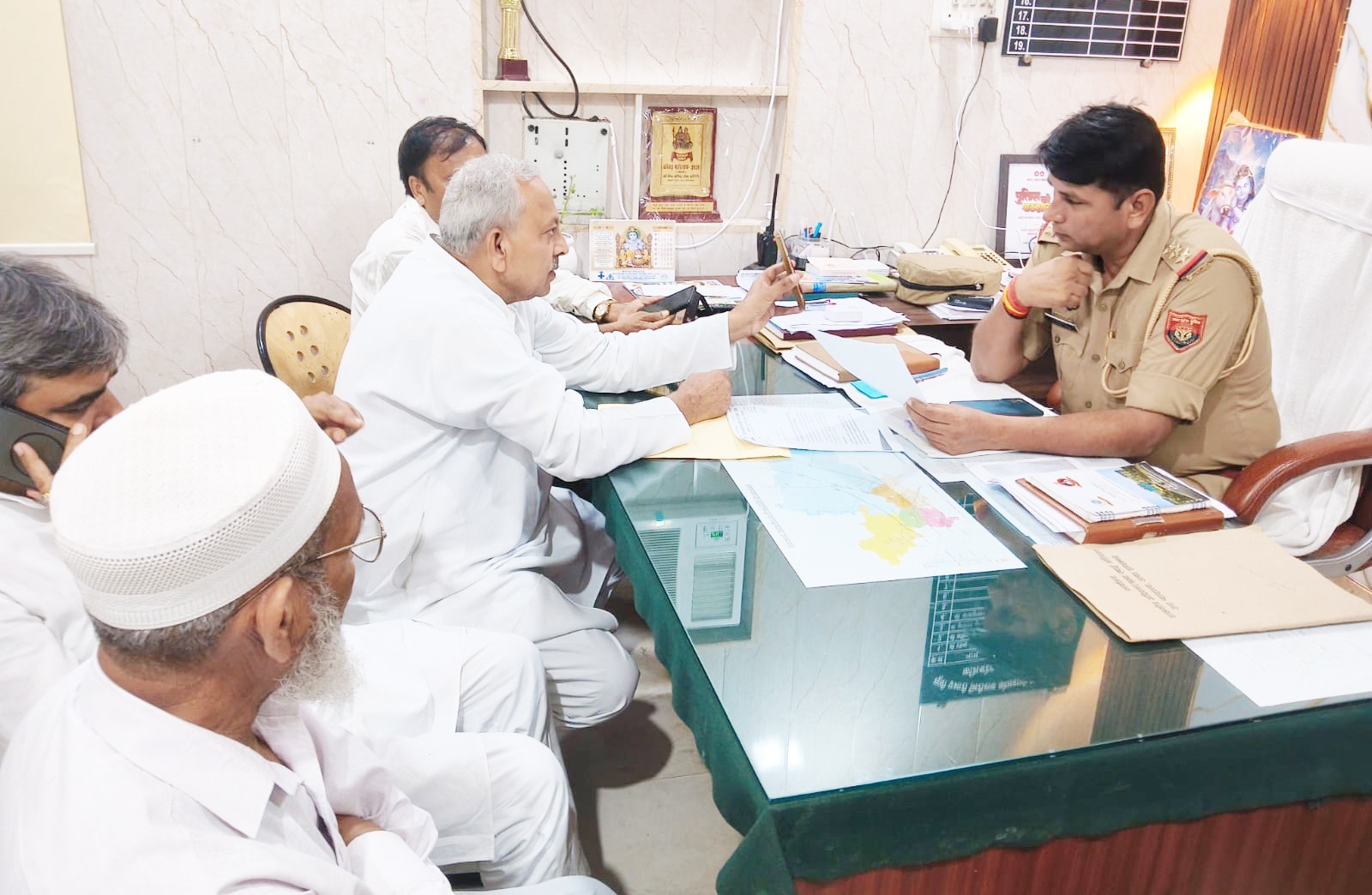 राष्ट्रगान प्रकरण को लेकर कांग्रेस ने थाने पहुंचकर सौंपा ज्ञापन