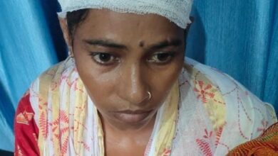 रास्ते में भरे पानी में कूड़ा डालने को लेकर विवाद
