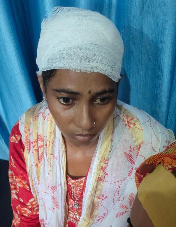 रास्ते में भरे पानी में कूड़ा डालने को लेकर विवाद