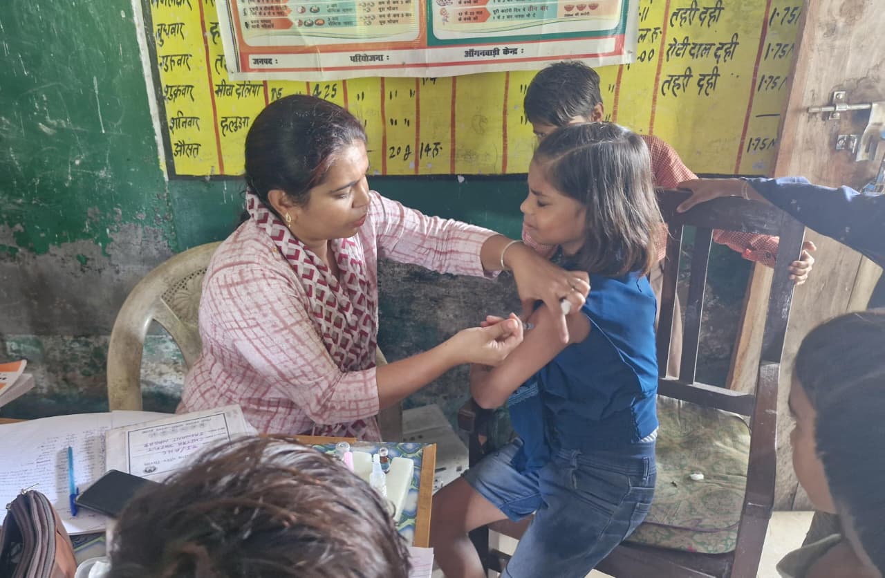 छात्र-छात्राओं को लगाए रूबेला के टीके