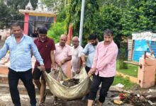 लगातार बारिश से चारों तरफ कीचड़ व गंदगी का अम्बार, गोमती मित्रों के श्रमदान ने पकड़ी रफ़्तार