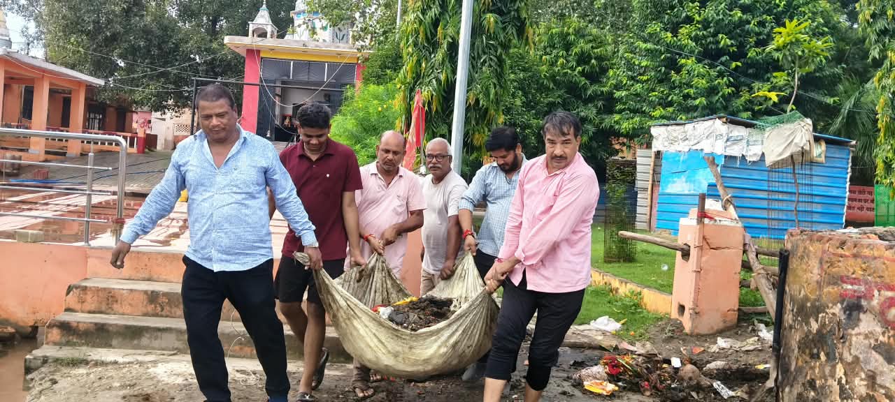 लगातार बारिश से चारों तरफ कीचड़ व गंदगी का अम्बार, गोमती मित्रों के श्रमदान ने पकड़ी रफ़्तार
