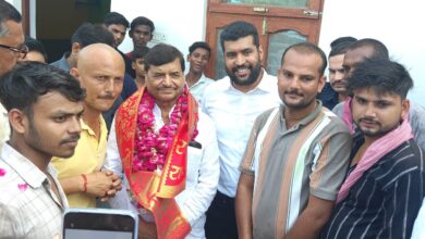 शिवपाल ने नवजात को दिया आशीर्वाद