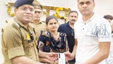 गाजियाबाद पुलिस ने बरामद किए 555 चोरी और गुम हुए मोबाइल फोन
