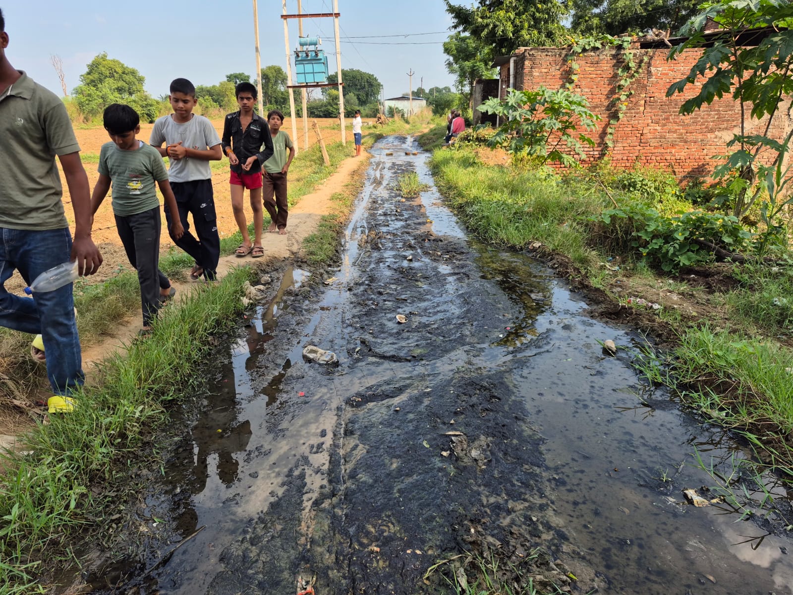 जलभराव से ग्रामीण परेशान: जल्द होगा समाधान