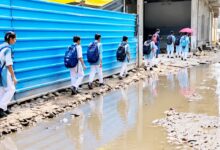 तीन साल से जर्जर स्कूल का रास्ता, पानी में निकलकर छात्राओं ने लगाई गुहार