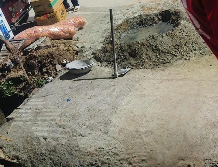 पालिका ने नहीं बनाई टूटी पुलिया: बाशिंदों ने खुद बनाई