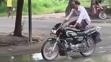 बाइक सवार खतरों के खिलाड़ियों से राहगीर परेशान