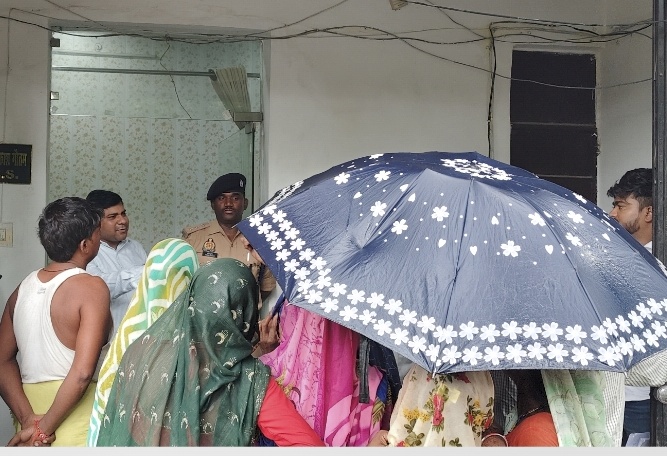 बारिश से घरों में हुए जलभराव से परेशान ग्रामीणों ने किया राज्य मार्ग जाम