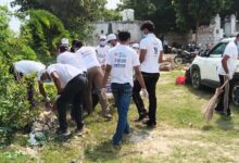 यमुना नदी में युवाओं ने चलाया स्वच्छता अभियान