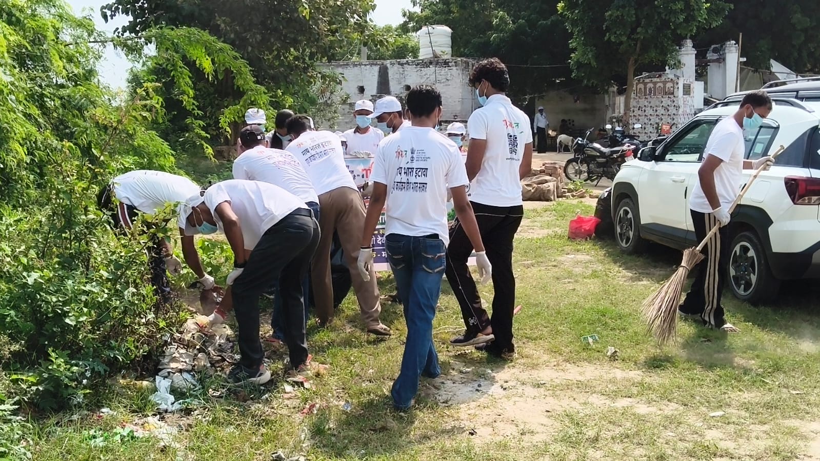 यमुना नदी में युवाओं ने चलाया स्वच्छता अभियान