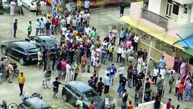 राज एम्पायर सोसाइटी में कुत्ते को लेकर विवाद, बाहरी लोगों के पहुंचने से तनाव