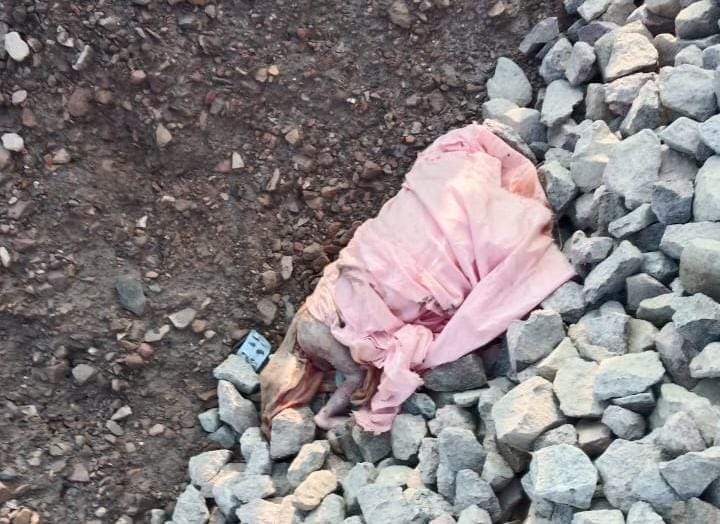 रेलवे ट्रैक पर मिला नवजात का शव: मचा हड़कंप