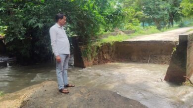 लगातार हो रही मूसलाधार बारिश से बह गई सड़क, टूटा कई गांवों का संपर्क