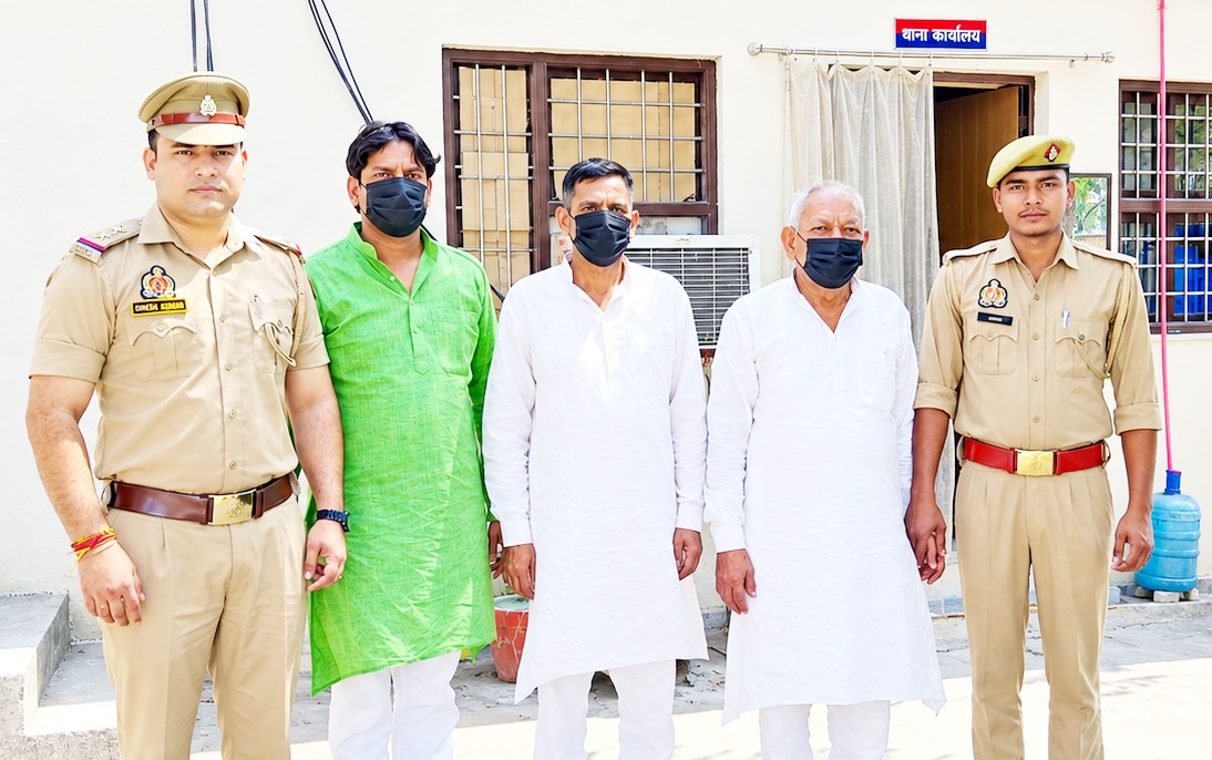 विवादित प्लॉट पर कब्जे को लेकर पथराव और फायरिंग, तीन आरोपी गिरफ्तार