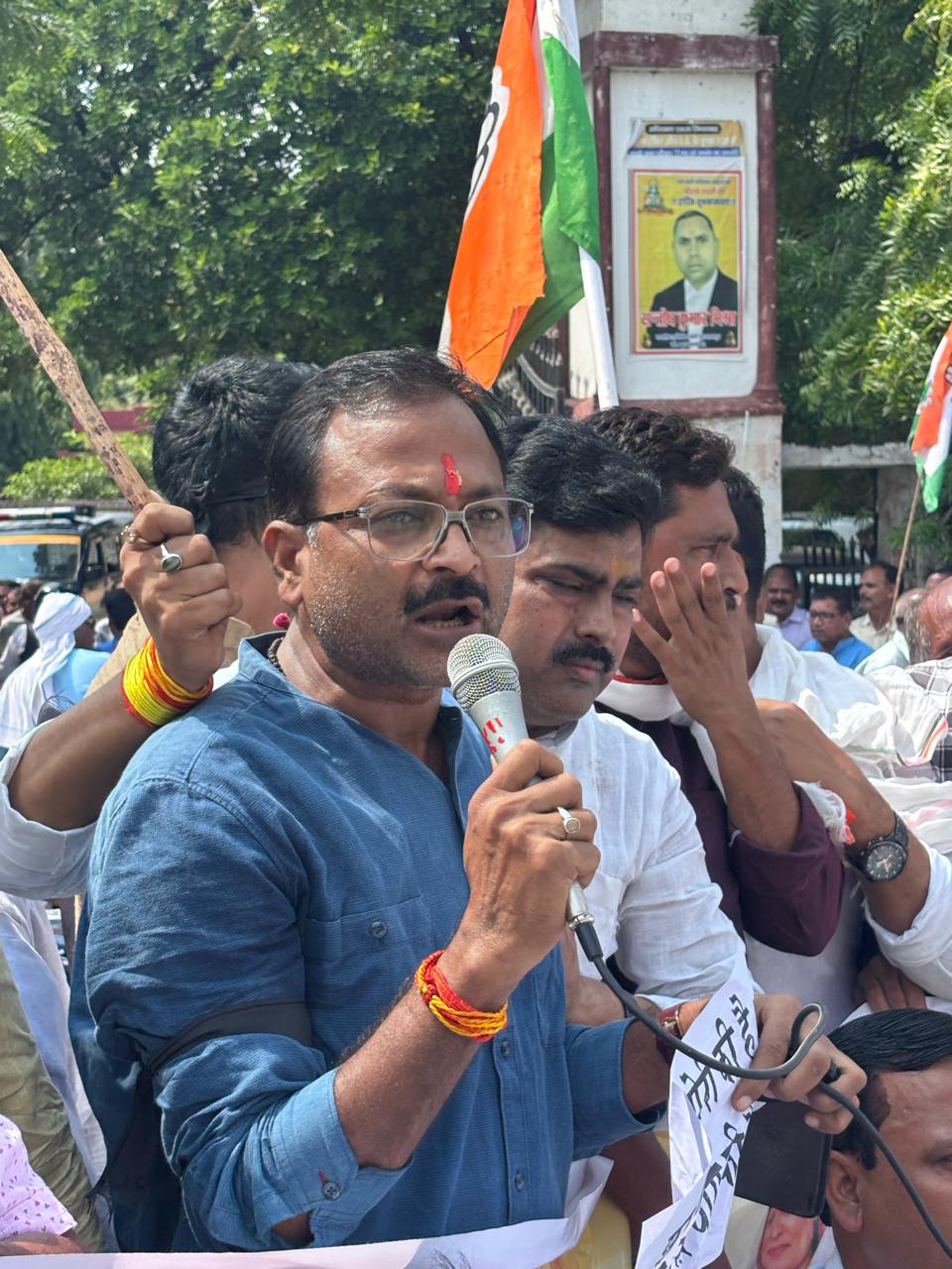 वोट चोरी के आरोपों पर कांग्रेस का प्रदर्शन, राजेश तिवारी ने चुनाव आयोग से मांगा श्वेत पत्र
